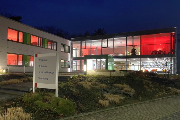 rot beleuchtetes Zentralgebäude