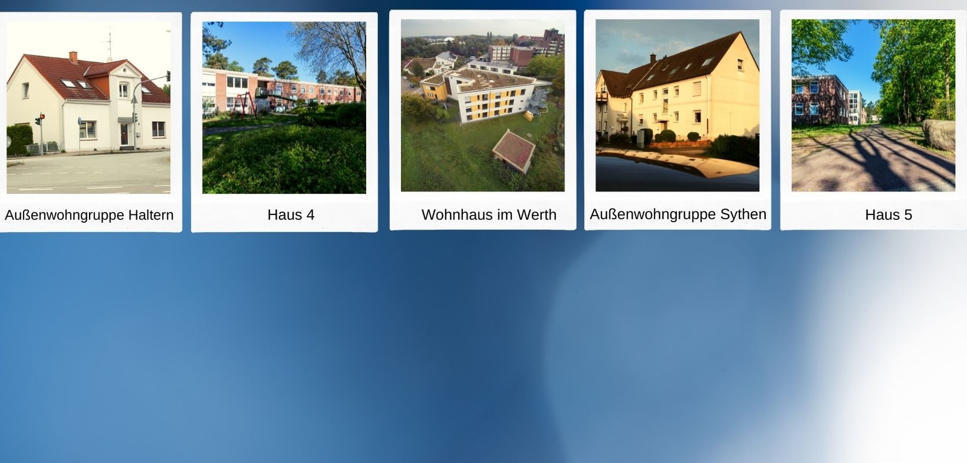 Eine Collage mit unterschiedlichen Wohngebäuden auf blauem Hintergrund