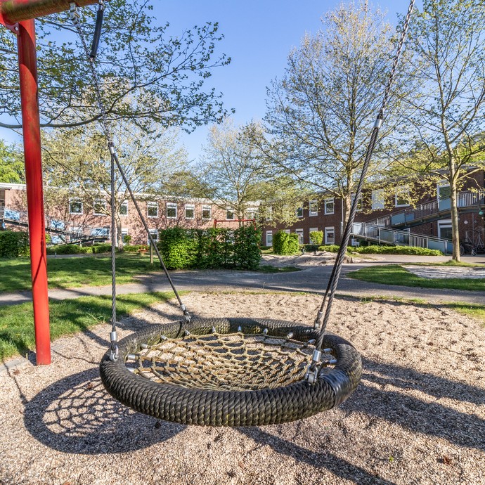 ein großer Garten mit viel Grünflächen, im Vordergrund steht eine Nestschaukel. (öffnet vergrößerte Bildansicht)