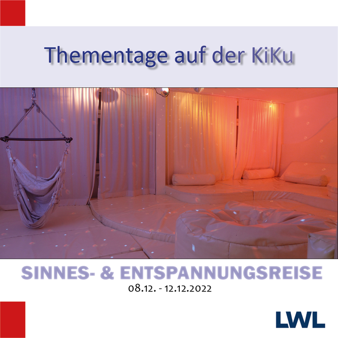 Ein Foto eines mit Matten ausgelegten Raumes, der in gedimmten Licht beleutet und mit Tüchern abgehängt ist