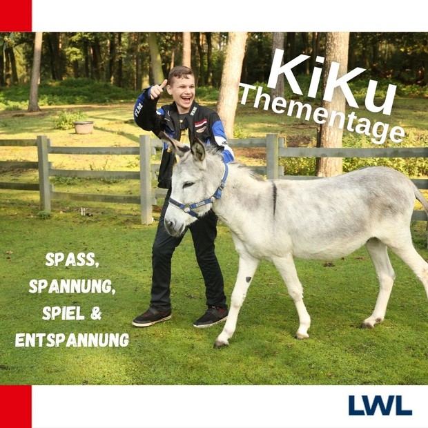 Ein Junge mit dunkler Jacke spaziert mit einem Esel über eine Wiese und lacht dabei
