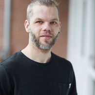 Mann mit einem schwarzen Pullover