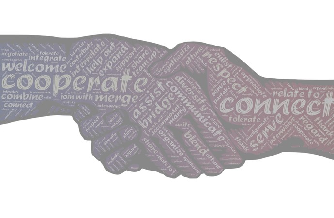 Schüttelnde Hände in lila und pink mit Schriftzügen wie cooperate, integrate und weitere