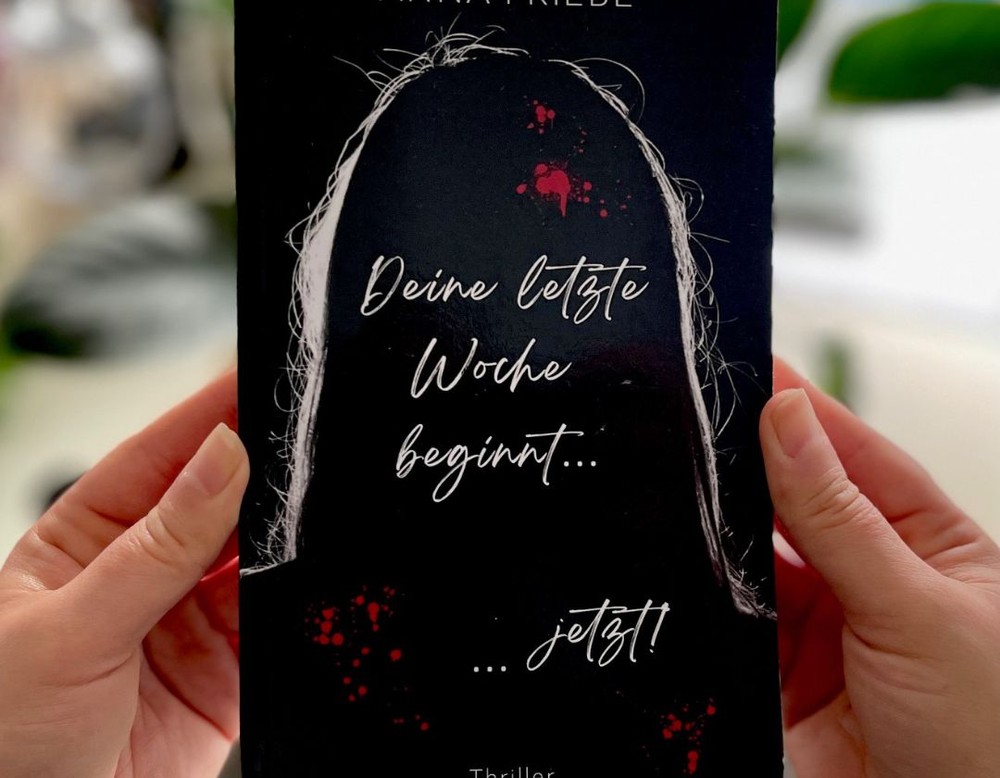 Zwei Hände halten ein Buch