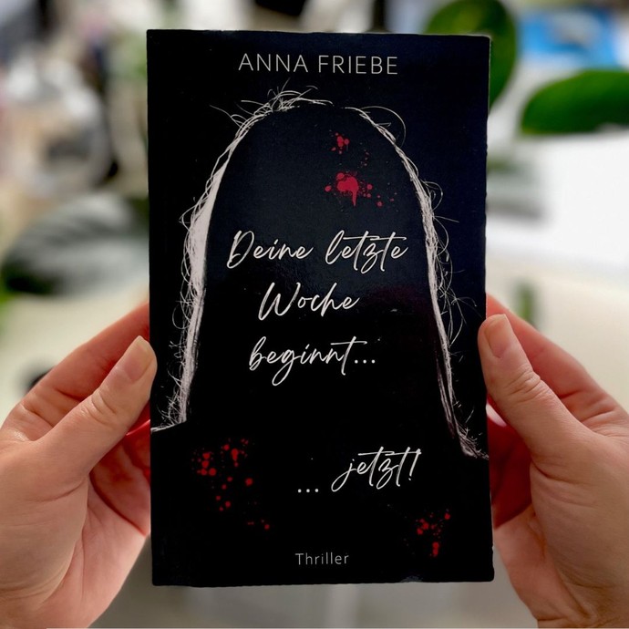 Zwei Hände halten ein Buch (vergrößerte Bildansicht wird geöffnet)